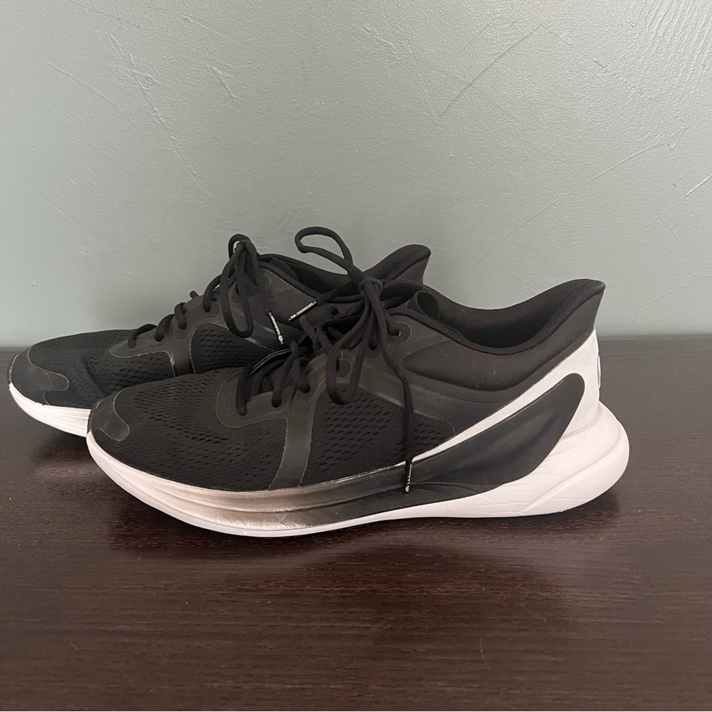 Lululemon Blissfeel Women's Running Shoe in black & white lace up sneaker size 9